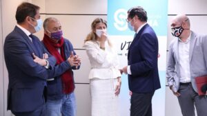 El presidente de CEOE, Antonio Garamendi; el líder de UGT, Pepe Álvarez; la ministra de Trabajo, Yolanda Díaz; el presidente de Cepyme, Gerardo Cuevas; y el líder de CCOO, Unai Sordo