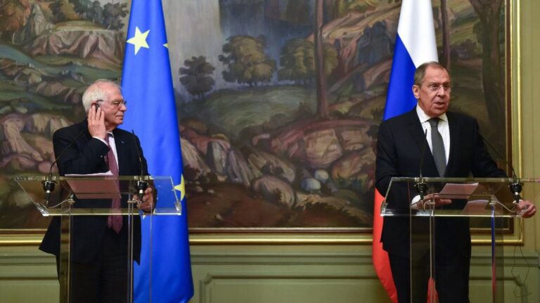 El Alto Representante de la UE para la Política Exterior, Josep Borrell, junto al ministro de Asuntos Exteriores ruso, Sergei Lavrov