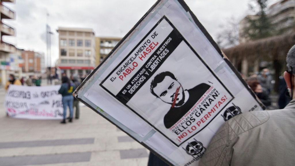 Una pancarta contra el encarcelamiento de Pablo Hasel