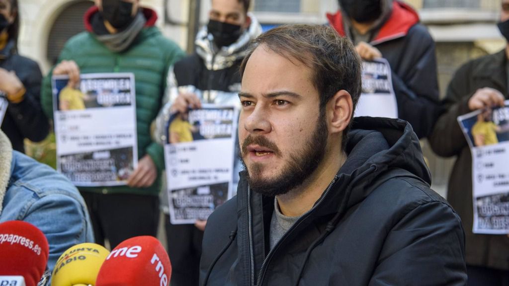 El rapero, Pablo Rivadulla Duro, conocido musicalmente como Pablo Hasél, responde a los medios en una rueda de prensa convocada tras la orden de su ingreso en prisión, en Lleida, Catalunya, (España), a 1 de febrero de 2021.