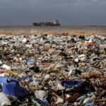 Basura plástica en la costa mediterránea de Keserwan, distrito de Beirut, capital de Líbano