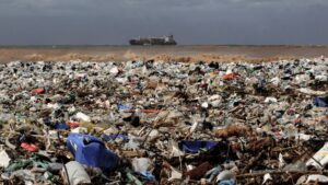 Basura plástica en la costa mediterránea de Keserwan, distrito de Beirut, capital de Líbano