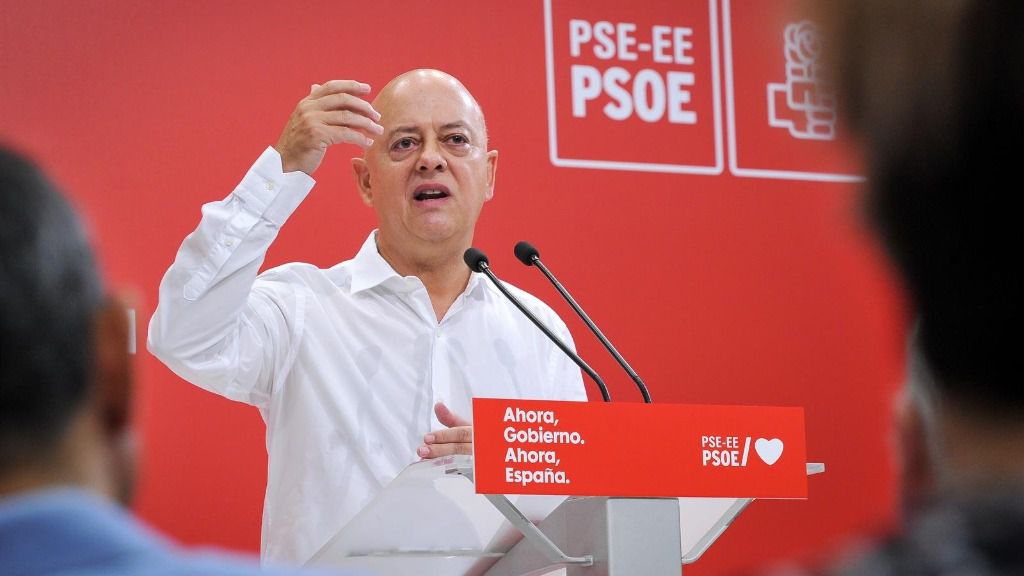 El cabeza de lista del PSOE al Congreso por Guipuzcoa, Odón Elorza, interviene en el acto político socialista, en Irún (Guipúzcoa/País Vasco/España)