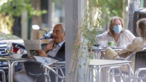 Varias personas en una terraza de un restaurante de Madrid (España)