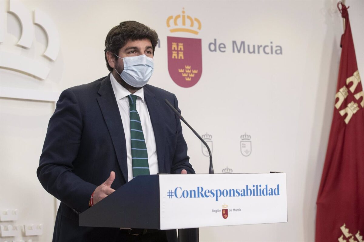 El presidente del Gobierno regional, Fernando López Miras, en una rueda de prensa