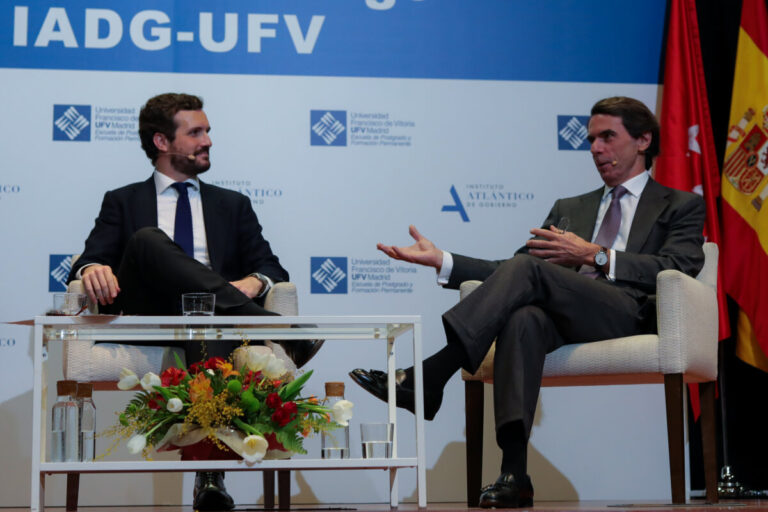 El presidente del Partido Popular, Pablo Casado, y el expresidente del Gobierno, José María Aznar, durante el diálogo `España ante un cambio de régimenen el Auditorio de la Universidad Francisco de Vitoria, en Madrid