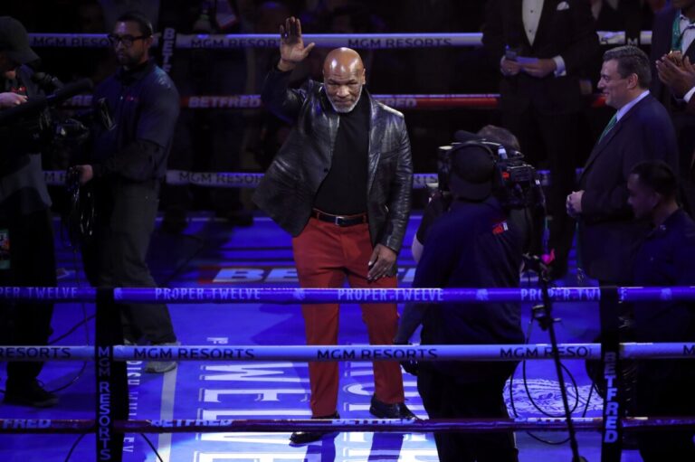 Mike Tyson saluda durante una velada de boxeo