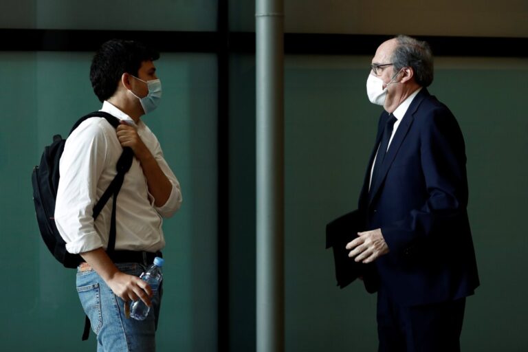 El portavoz de Más Madrid en la Asamblea regional, Pablo Gómez, conversa con el portavoz socialista Ángel Gabilondo