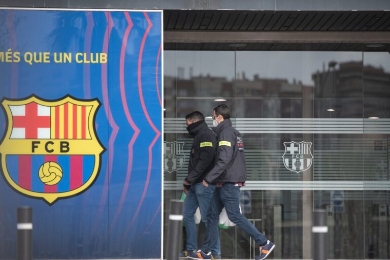 Dos mossos entran por una de las puertas del Camp Nou, Barcelona, Catalunya (España), a 1 de marzo de 2021. - Lorena Sopêna i Lòpez - Europa Press
