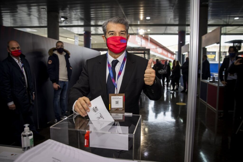 El candidato Joan Laporta, votando en la jornada de elecciones presidenciales del FC Barcelona