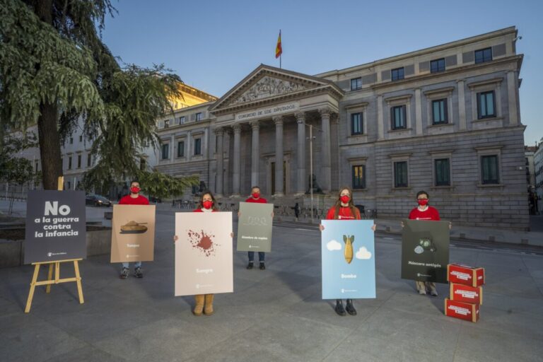 Save the Children muestra frente al Congreso las primeras palabras que aprenden los 420 millones de niños en guerras - SAVE THE CHILDREN