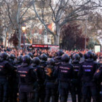 agentes de Policía Nacional frente a manifestantes durante una manifestación no autorizada a favor de Pablo Hasel desde Atocha a Cibeles, en Madrid