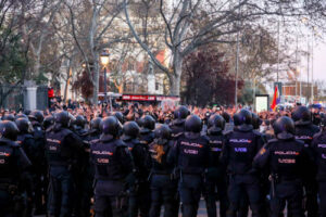 agentes de Policía Nacional frente a manifestantes durante una manifestación no autorizada a favor de Pablo Hasel desde Atocha a Cibeles, en Madrid