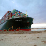 El buque 'Ever Given', encallado en el canal de Suez, en Egipto