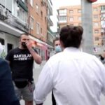 Un grupo de estética de neonazi increpa a Pablo Iglesias tras reunirse con una asociación vecinal de Coslada