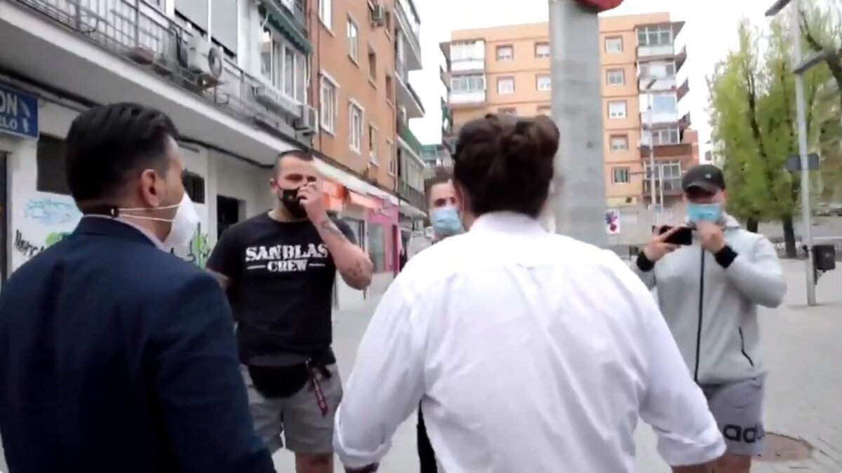Un grupo de estética de neonazi increpa a Pablo Iglesias tras reunirse con una asociación vecinal de Coslada