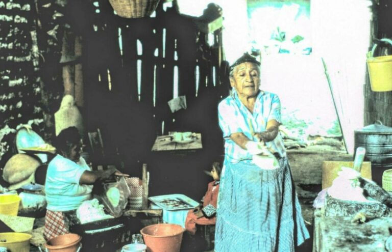 Una mujer zapoteca hace tamales con maíz cultivado localmente. / Jeffrey Cohen