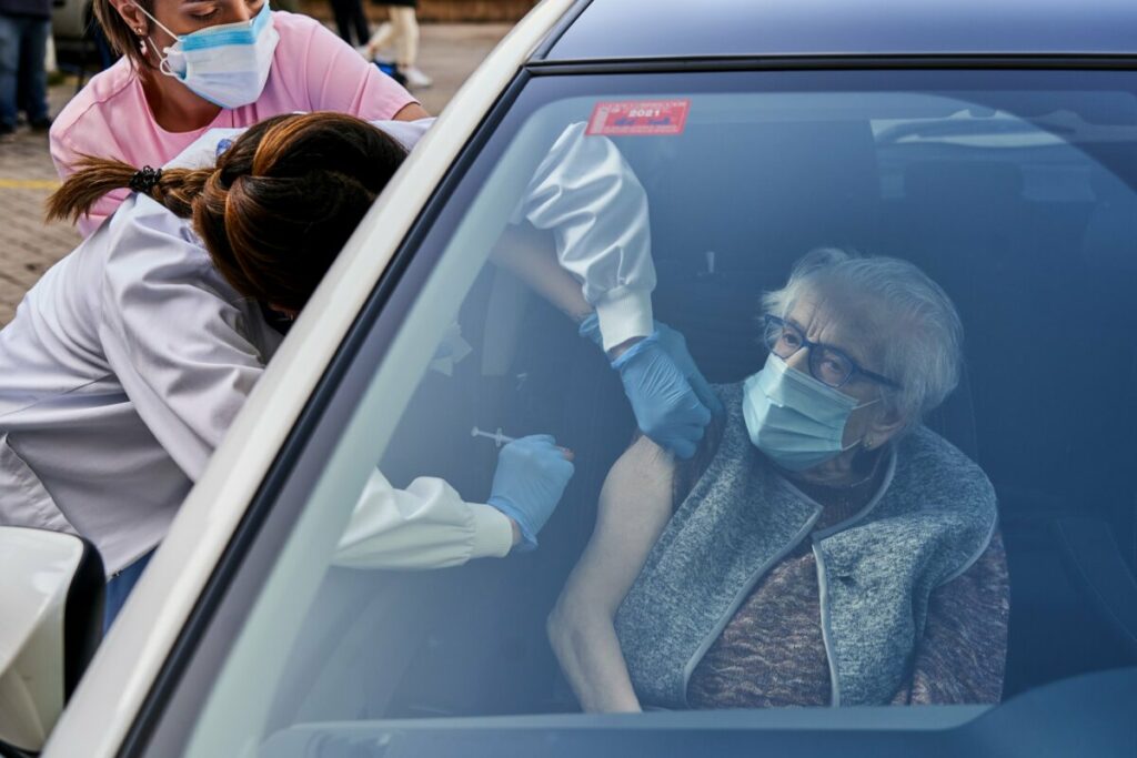 Un centenaria es vacunada en su coche en las inmediaciones del Hospital Santiago Apóstol
