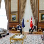 El presidente turco, Recep Tayyip Erdogan; el presidente del Consejo Europeo, Charles Michel; la presidenta de la Comisión Europea, Ursula Von der Leyen, y el ministro de Asuntos Exteriores turco, Mevlut Cavusoglu, en el Palacio Presidencial de Ankara