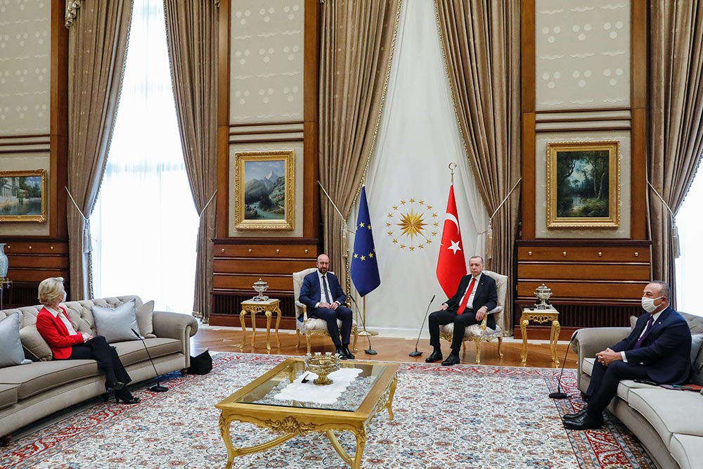 El presidente turco, Recep Tayyip Erdogan; el presidente del Consejo Europeo, Charles Michel; la presidenta de la Comisión Europea, Ursula Von der Leyen, y el ministro de Asuntos Exteriores turco, Mevlut Cavusoglu, en el Palacio Presidencial de Ankara