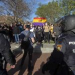 Varias personas participan en la concentración convocada en Vallecas contra Vox