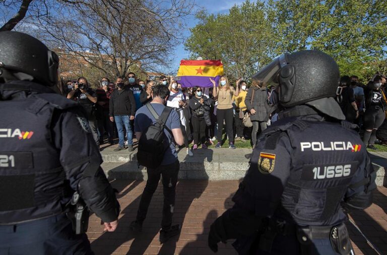 Varias personas participan en la concentración convocada en Vallecas contra Vox