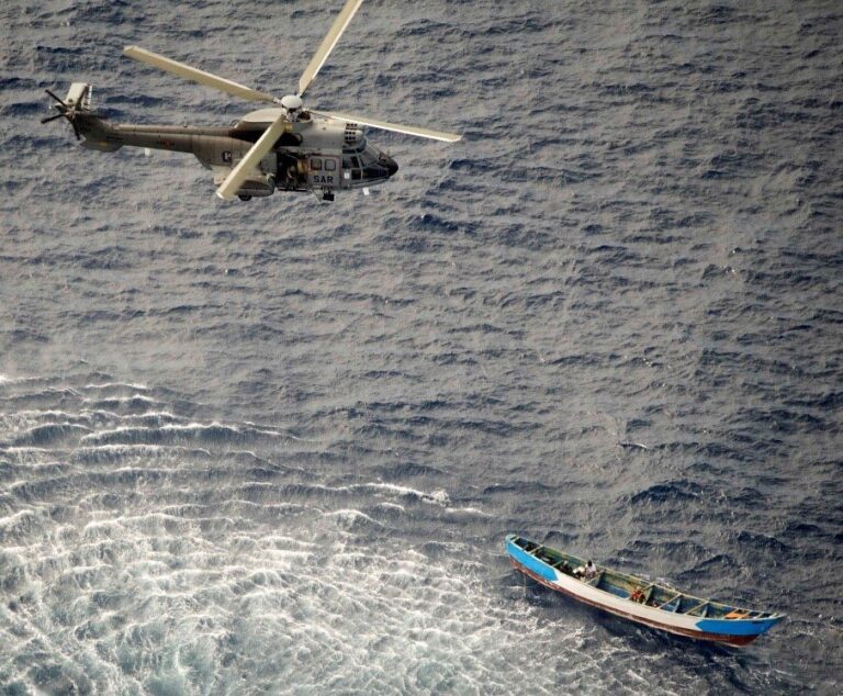 El helicóptero del SAR de Ejército del Aire procede al rescate de los únicos supervivientes del cayuco - EJÉRCITO DEL AIRE