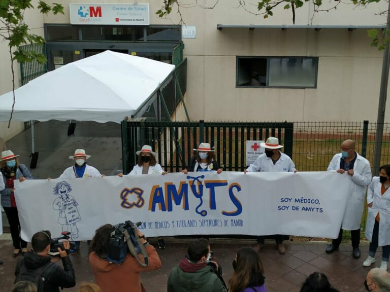 Reivindicación del sindicato Amyts ante un centro de salud.