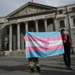 Dos personas sostienen una bandera trans / Foto: Eduardo Parra - Europa Press