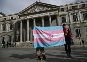 Dos personas sostienen una bandera trans / Foto: Eduardo Parra - Europa Press