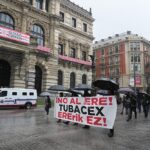 Varias personas participan en una manifestación contra el ERE planteado por Tubacex, a 11 de abril de 2021, en Bilbao - H.Bilbao - Europa Press
