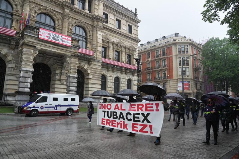Varias personas participan en una manifestación contra el ERE planteado por Tubacex, a 11 de abril de 2021, en Bilbao - H.Bilbao - Europa Press