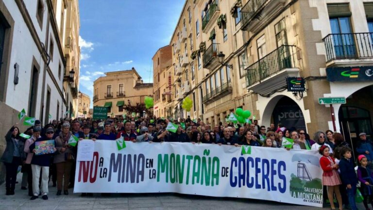 Manifestación (anterior a la pandemia) en defensa de la Montaña de Cáceres. / Salvemos la Montaña