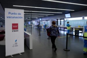 Varias personas en el dispositivo de vacunación puesto en marcha en las instalaciones del Wanda Metropolitano - Jesús Hellín - Europa Press