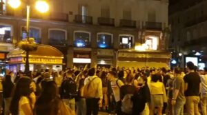 Aglomeraciones de persnas esta noche en distintos puntos de Madrid para celebrar el fin del estado de alarma - EUROPA PRESS