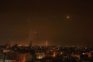 El sistema de defensa aérea Cúpula de Hierro de Israel intercepta cohetes disparados por el movimiento islamista palestino Hamás desde Gaza hacia Israel. - Mohammed Talatene/dpa