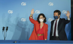 Isabel Díaz Ayuso y Pablo Casado en la noche electoral.