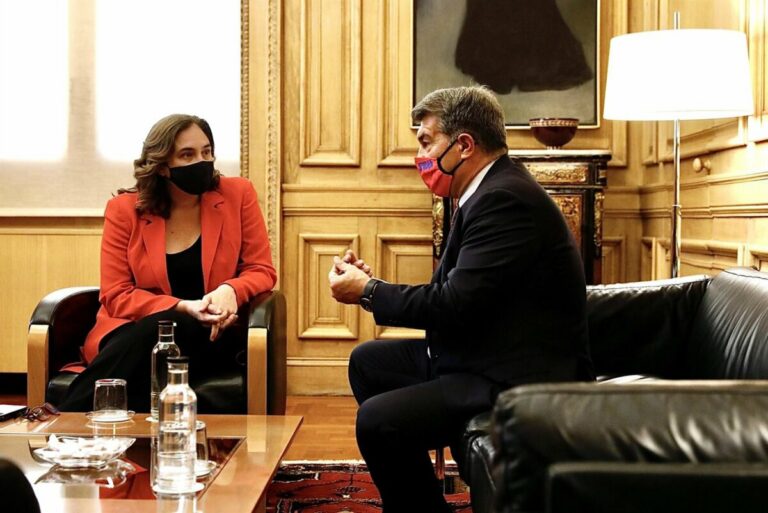 Reunión entre la alcaldesa de Barcelona, Ada Colau, y el presidente del FC Barcelona, Joan Laporta, en el Ajuntament - EDU BAYER/FCB