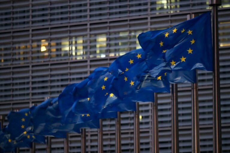 Banderas de la UE junto a la Comisión Europea / Foto: Zhang Cheng - Xinhua News - Contactophoto