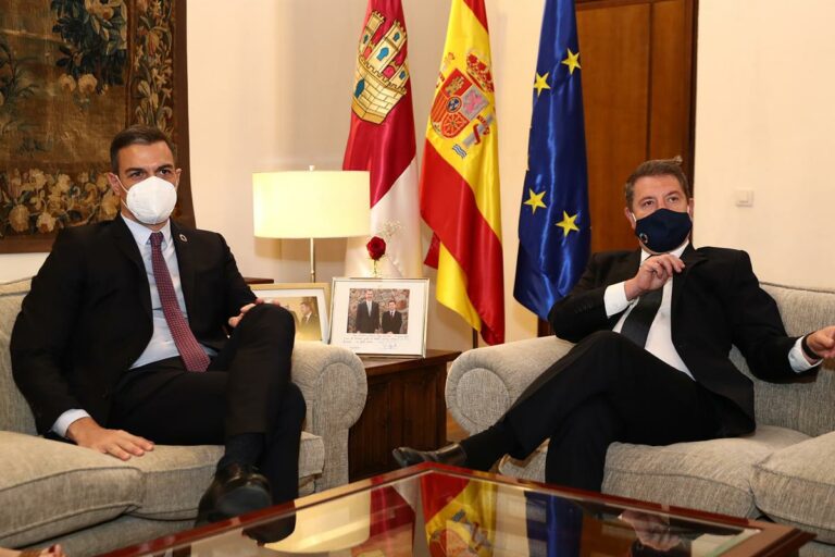 El presidente de Castilla-La Mancha, Emiliano García Page, y el presidente del Gobierno, Pedro Sánchez, en un acto en Toledo.