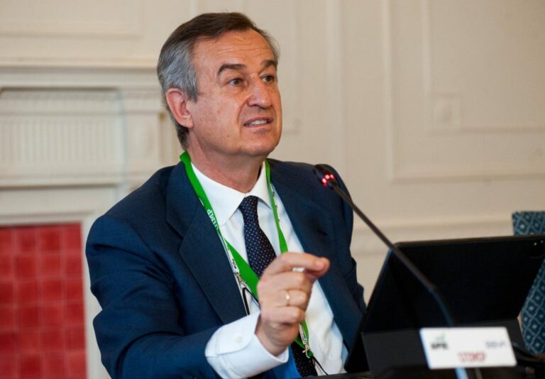 César González-Bueno, Consejero Delegado del Banco Sabadell, durante su intervención en el curso de economía organizado por la APIE en la UIMP de Santander