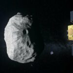 Ilustración de la misión Hera (con sus dos CubeSats) de la Agencia Espacial Europea, dirigida hacia un asteroide binario formado por Didymos (780 m de diámetro) y Dimorphos (160 m). Hera estudiará las secuelas del impacto causado por la nave espacial DART de la NASA en el cuerpo más pequeño. / ESA–ScienceOffice.org