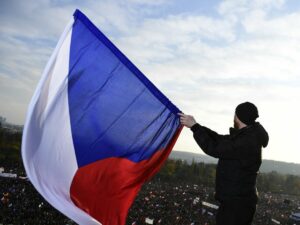 Un hombre ondea una bandera de República Checa. - Roman Vondrou·/CTK/dpa