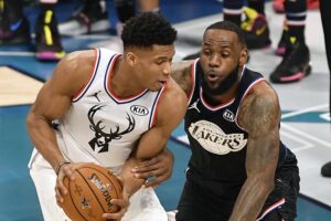 Giannis Antetokounmpo ante LeBron James en un Bucks-Lakers de la NBA - CHARLOTTE/DPA