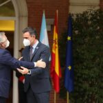 El presidente del Gobierno, Pedro Sánchez (d), recibe al presidente de la República Argentina, Alberto Fernández (i) - C.De Luca.POOL/Europa Press - Europa Press