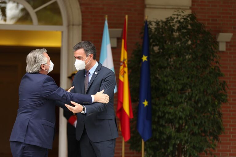 El presidente del Gobierno, Pedro Sánchez (d), recibe al presidente de la República Argentina, Alberto Fernández (i) - C.De Luca.POOL/Europa Press - Europa Press