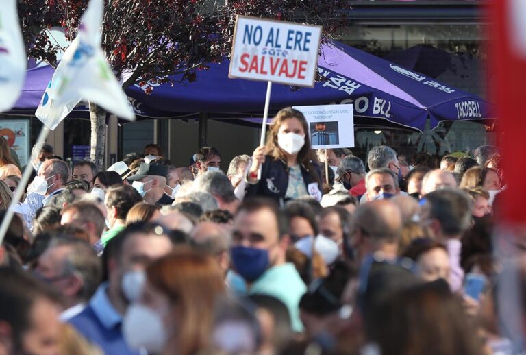 Una mujer con un cartel en el que se lee: "No al ERE salvaje" durante una concentración contra el ERE de Caixabank en las Torres Kio de Plaza de Castilla, a 20 de mayo de 2021, en Madrid (España). - Cézaro De Luca - Europa Press
