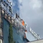 Parte de la fachada del hotel Nuevo Madrid ha comenzado a arder a media tarde de este jueves, provocando una impresionante columna de humo y fuego visible desde varios puntos de Madrid, aunque no hay heridos, han informado a Europa Press fuentes policiales.