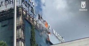 Parte de la fachada del hotel Nuevo Madrid ha comenzado a arder a media tarde de este jueves, provocando una impresionante columna de humo y fuego visible desde varios puntos de Madrid, aunque no hay heridos, han informado a Europa Press fuentes policiales.