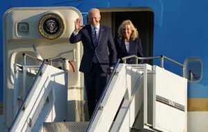 El presidente de Estados Unidos, Joe Biden, y la primera dama, Jill Biden, a su llegada a Reino Unido para su gira por Europa. - Joe Giddens/PA Wire/dpa